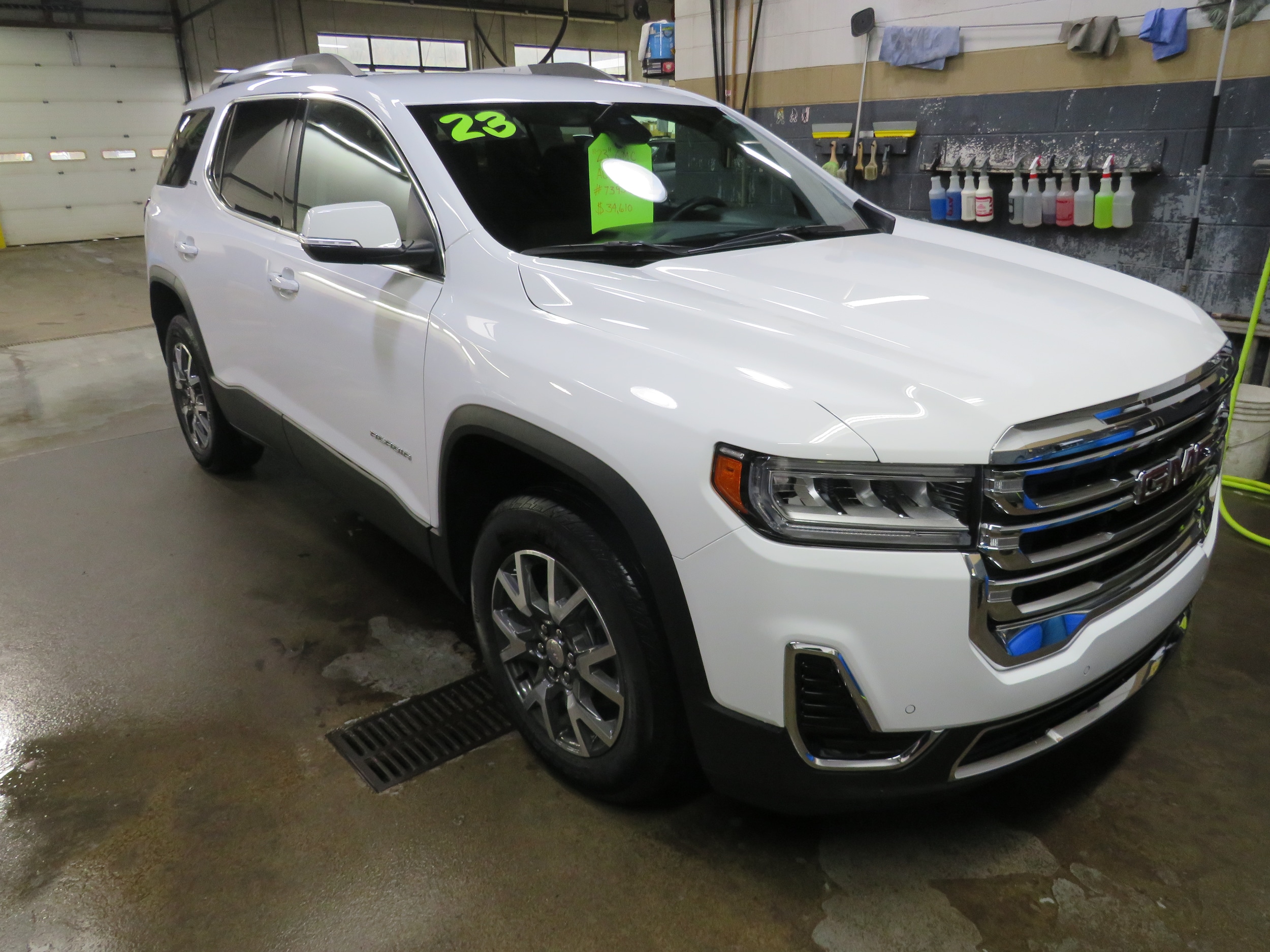 2023 GMC Acadia SLE's photo