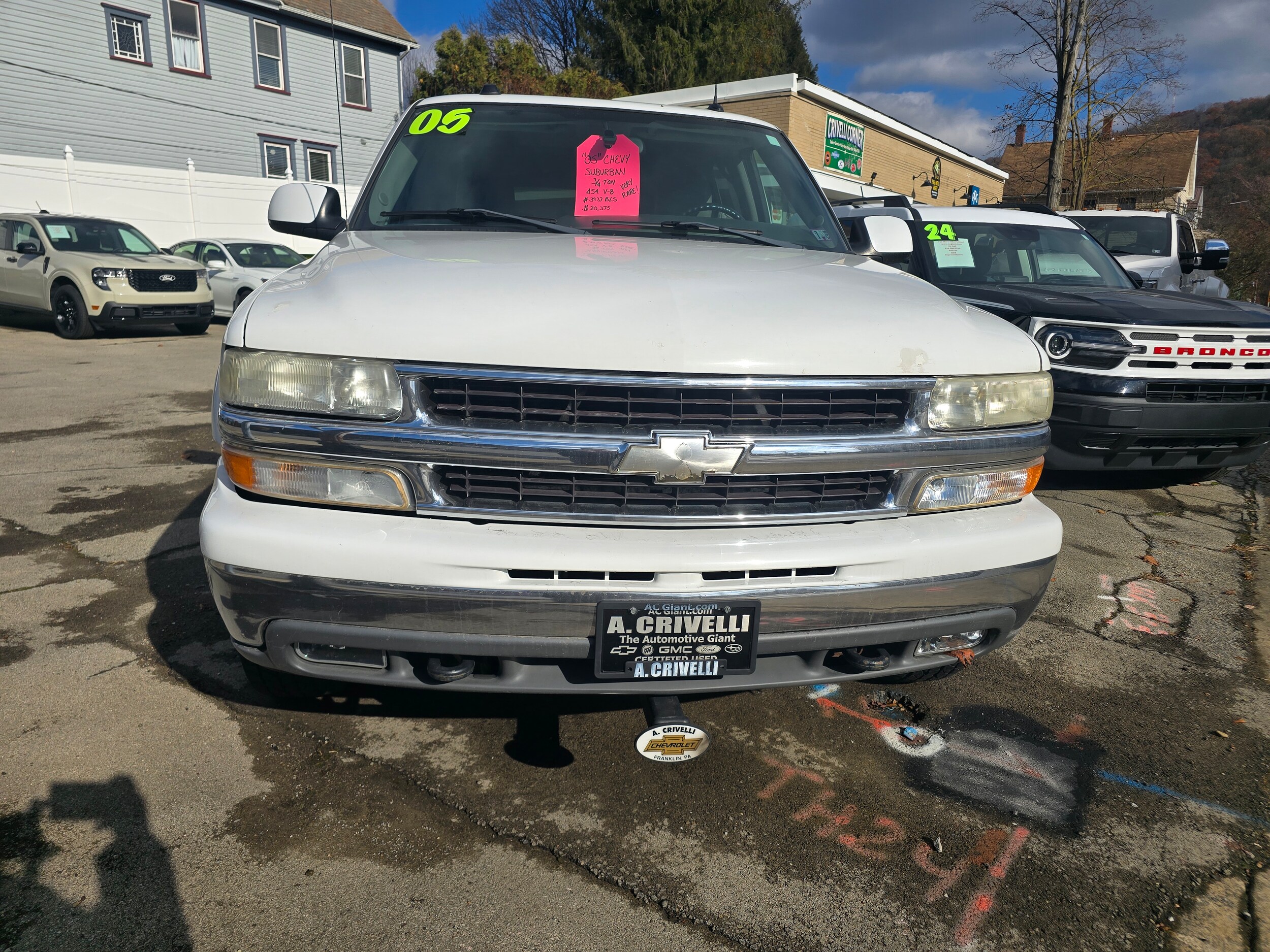 2005 Chevrolet Suburban LT photo 2