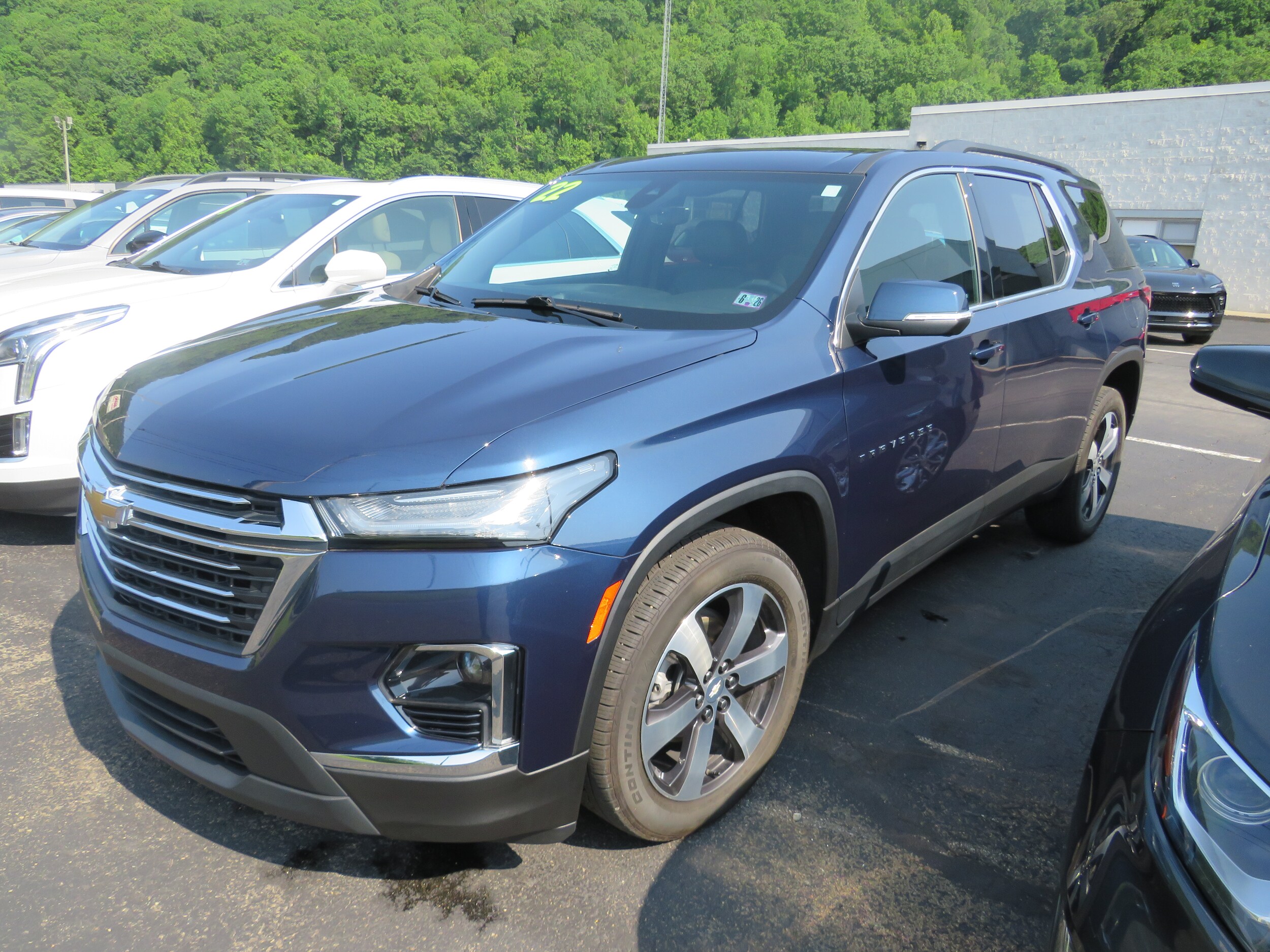 2022 Chevrolet Traverse Leather photo 2
