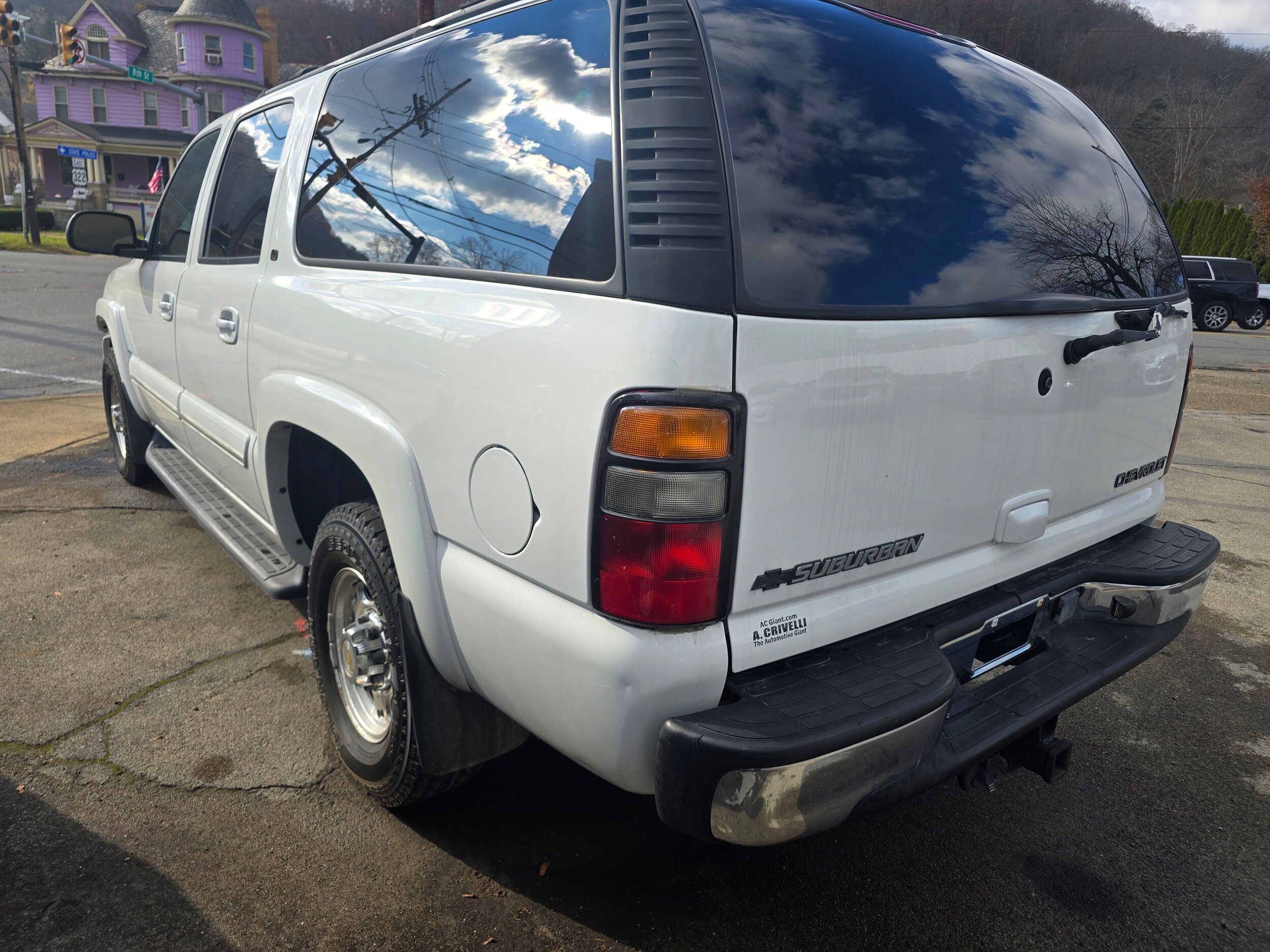 2005 Chevrolet Suburban LT photo 3