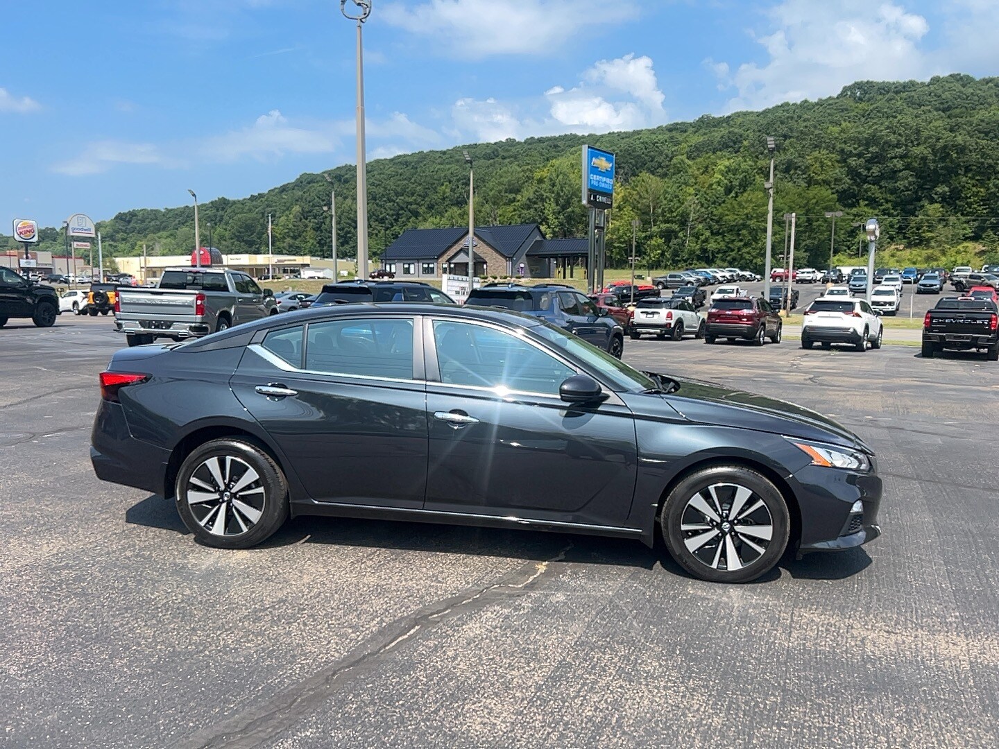 2022 Nissan Altima 2.5 SV photo 2