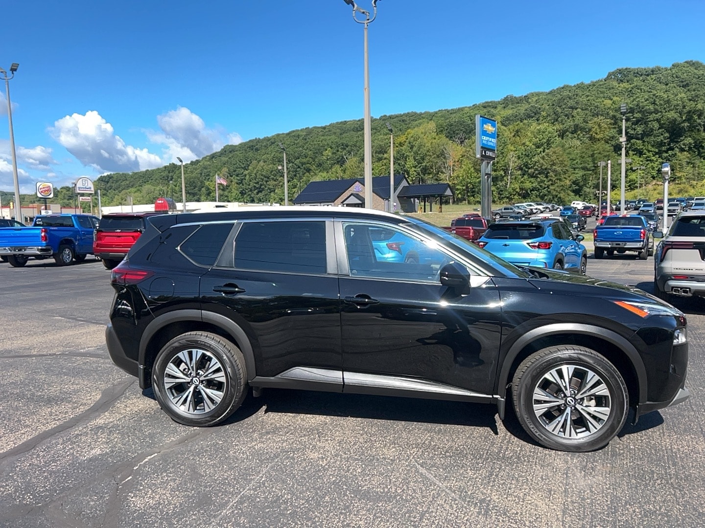 2022 Nissan Rogue SV photo 2