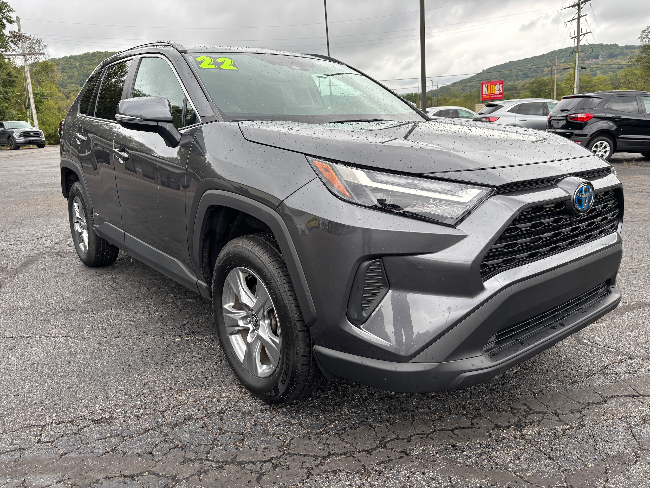 2022 Toyota RAV4 XLE's photo