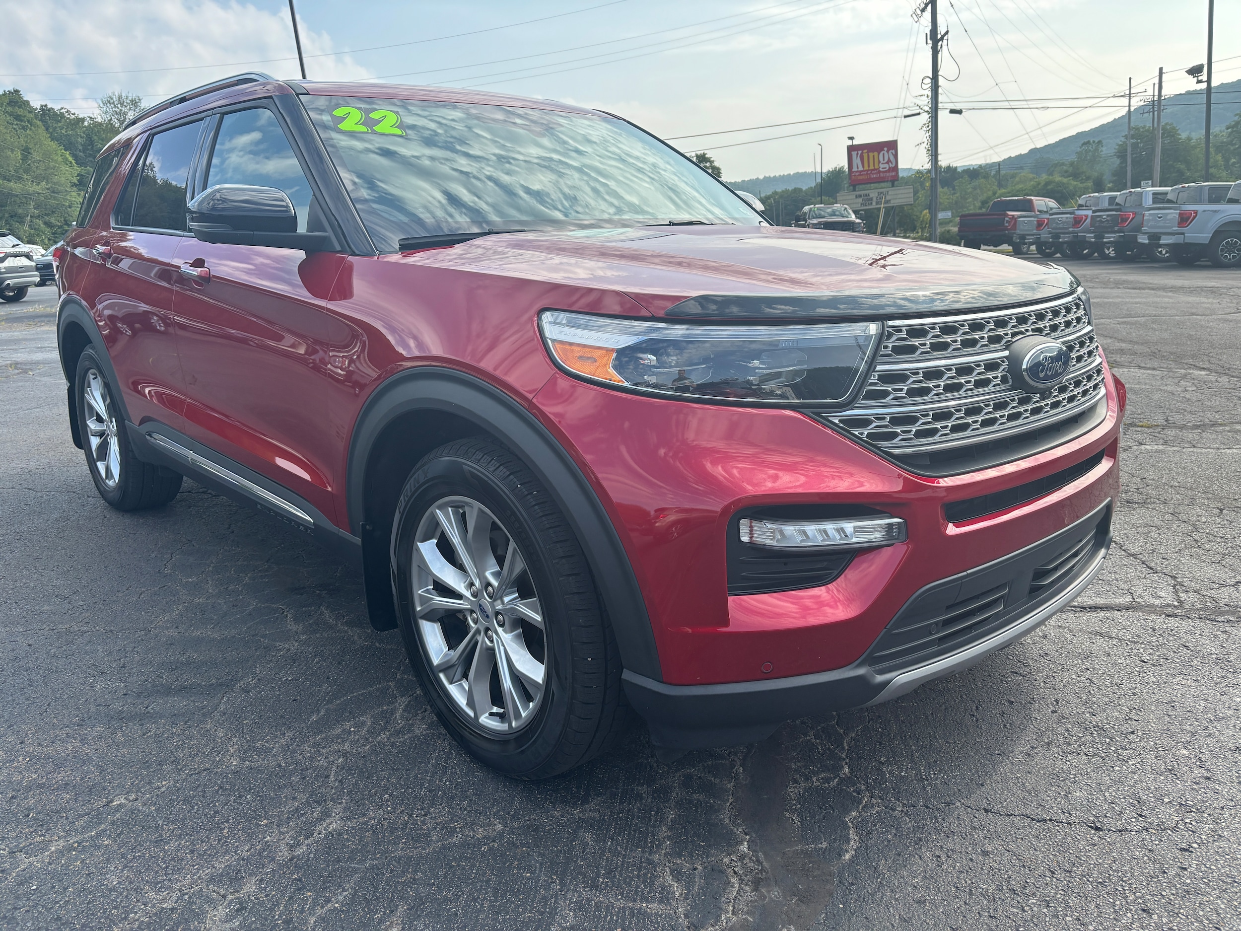 2022 Ford Explorer Limited's photo