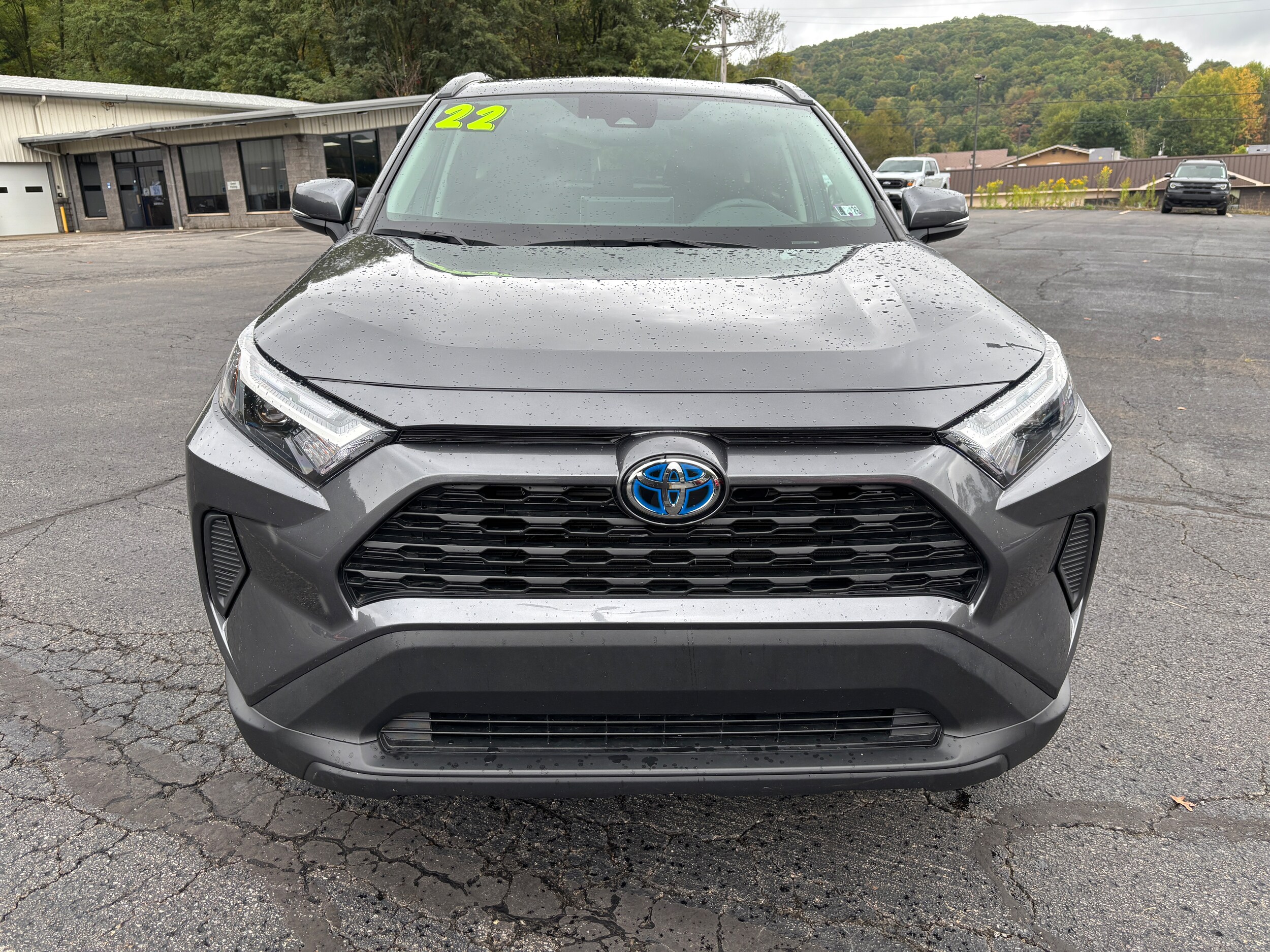 2022 Toyota RAV4 Hybrid XLE photo 2