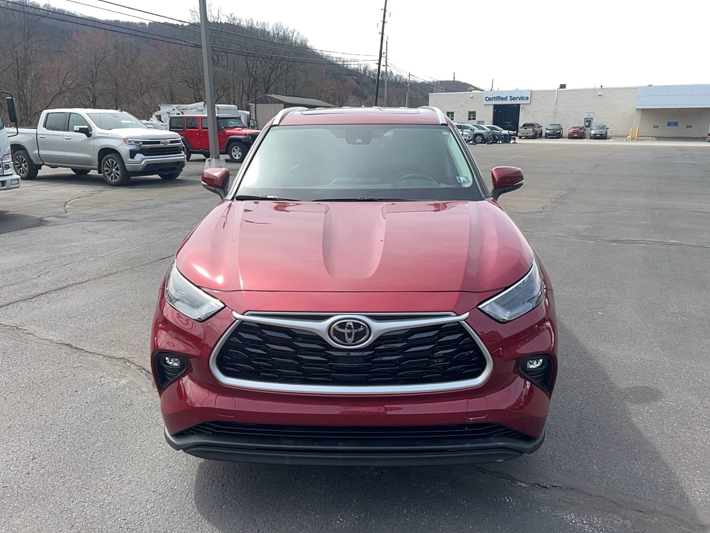 Used 2022 Toyota Highlander XLE with VIN 5TDGZRBH2NS561672 for sale in Franklin, PA