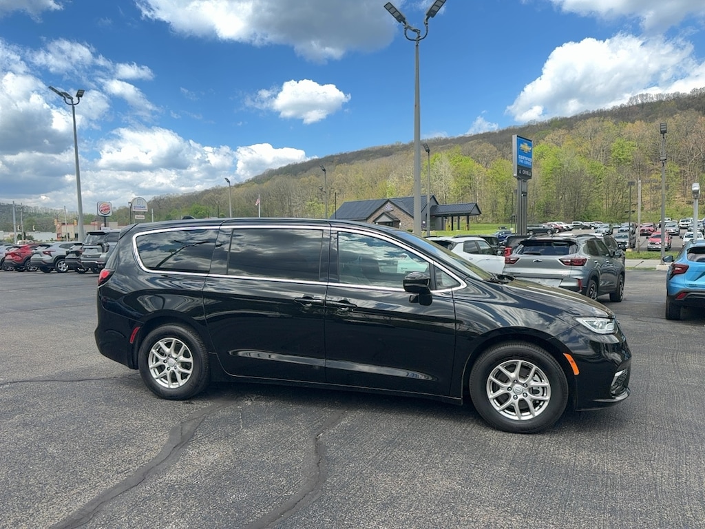 Used 2025 Chrysler Pacifica Select Van Passenger Van