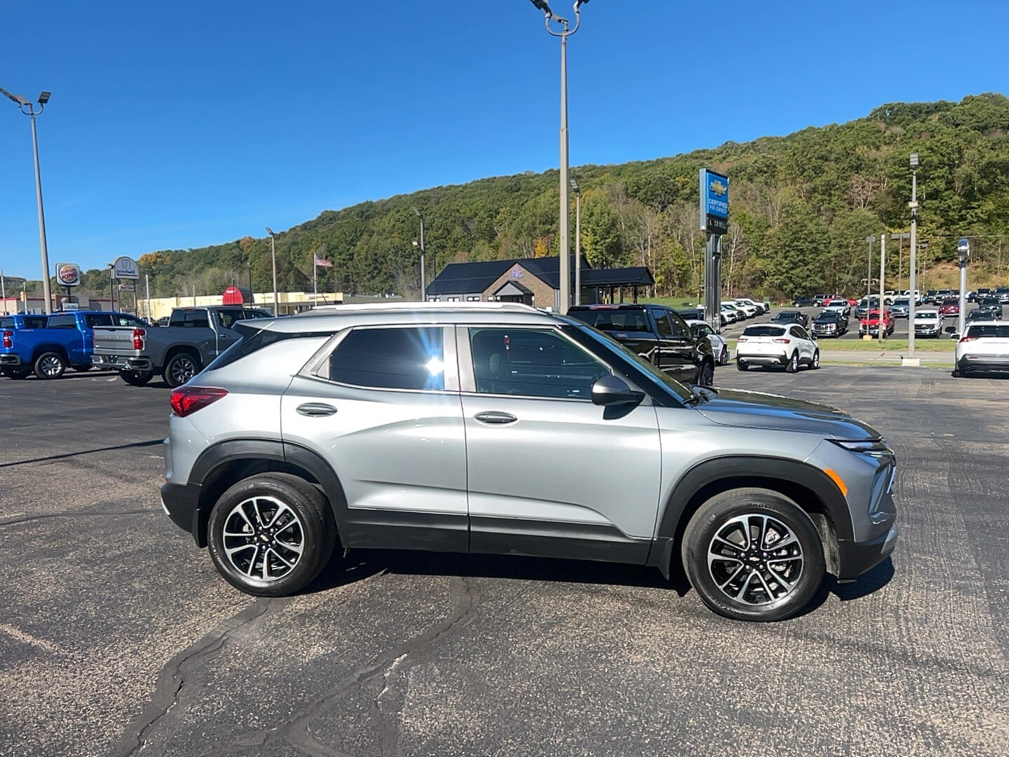 2024 Chevrolet Trailblazer LT photo 2