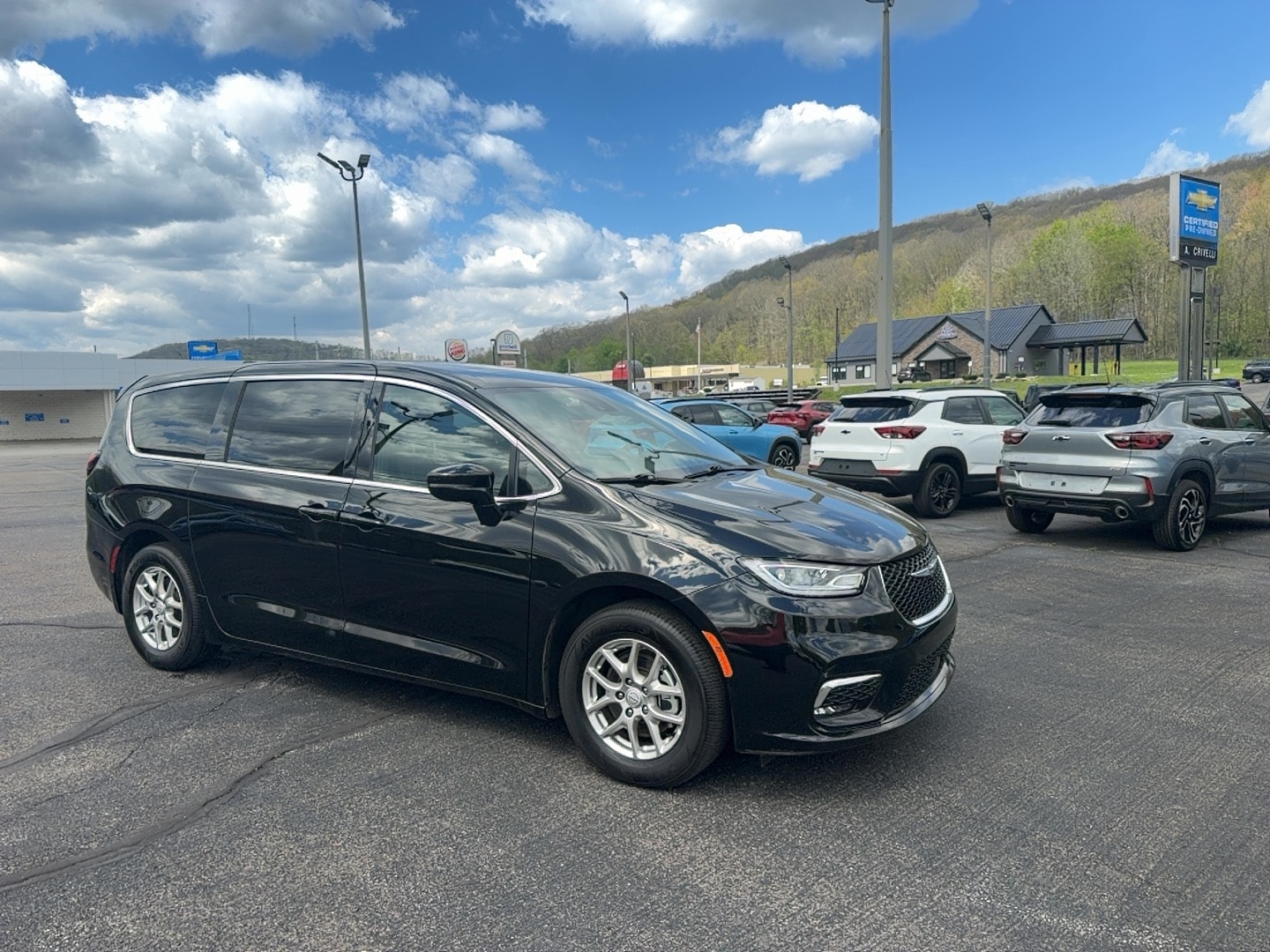 2025 Chrysler Pacifica Select's photo