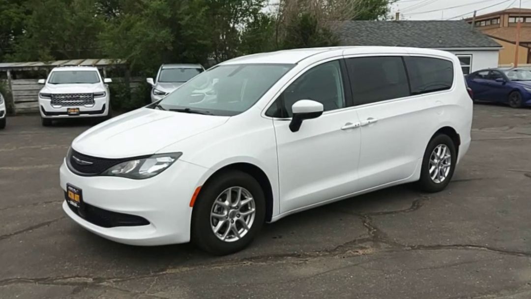 2022 Chrysler Voyager LX photo 4