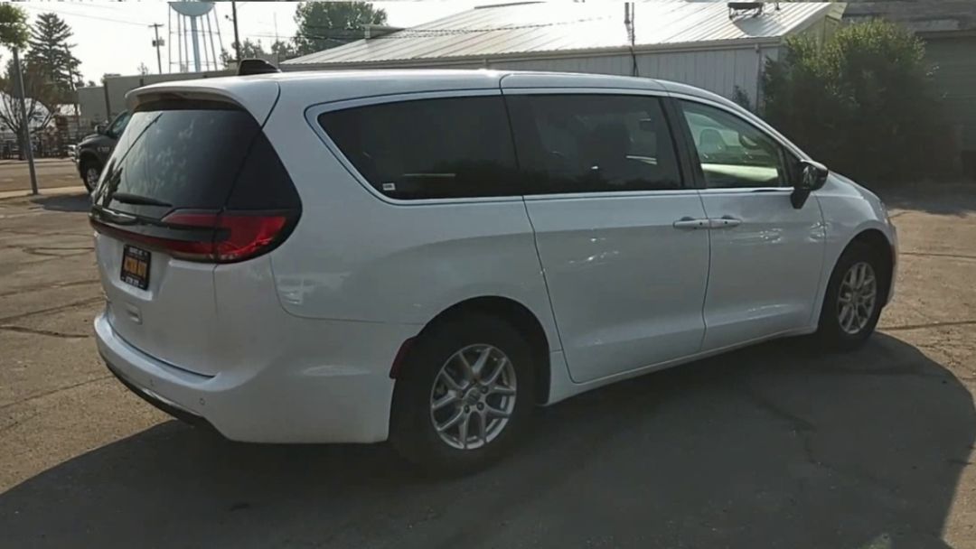 2024 Chrysler Pacifica Touring L - Photo 8