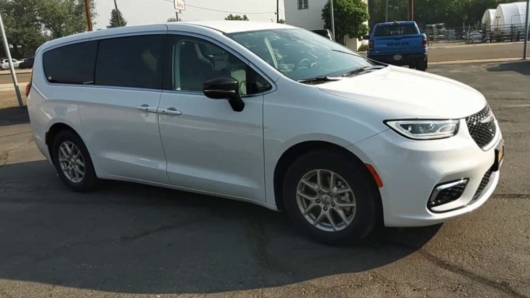Used 2024 Chrysler Pacifica Touring L with VIN 2C4RC1BG6RR204481 for sale in Sidney, MT