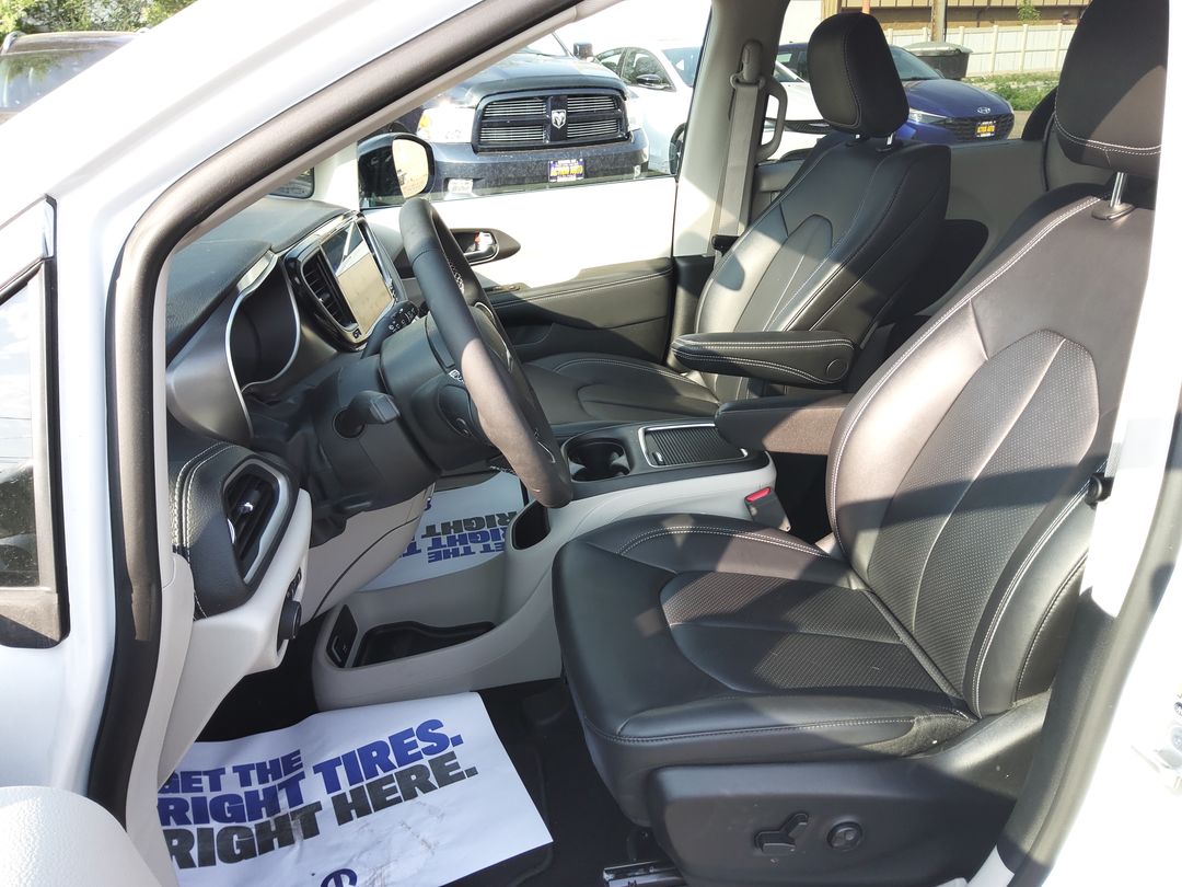 2024 Chrysler Pacifica Touring L - Photo 12