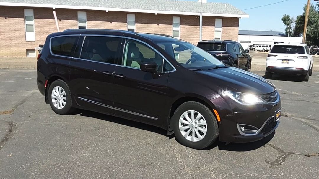 Used 2018 Chrysler Pacifica Touring L with VIN 2C4RC1BG5JR352416 for sale in Sidney, MT