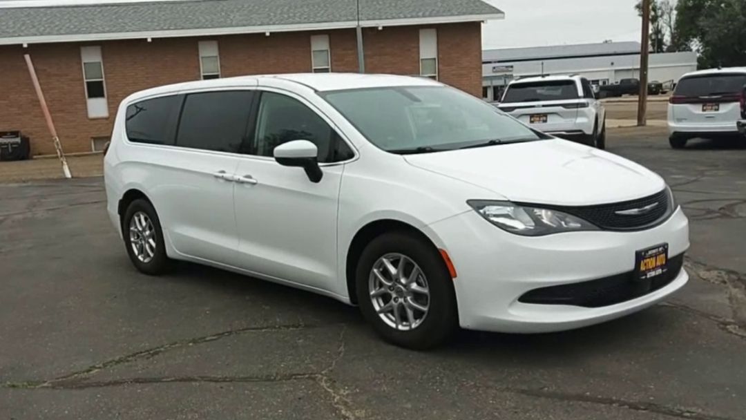 2022 Chrysler Voyager LX photo 2