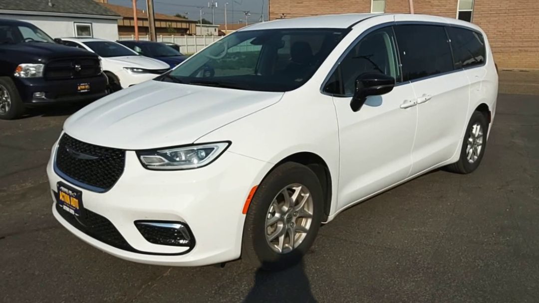 2024 Chrysler Pacifica Touring L photo 4