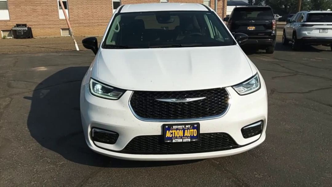 2024 Chrysler Pacifica Touring L photo 3