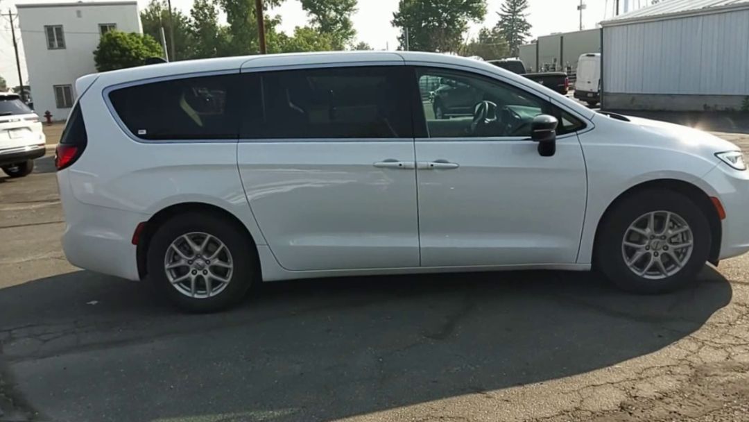 2024 Chrysler Pacifica Touring L - Photo 9