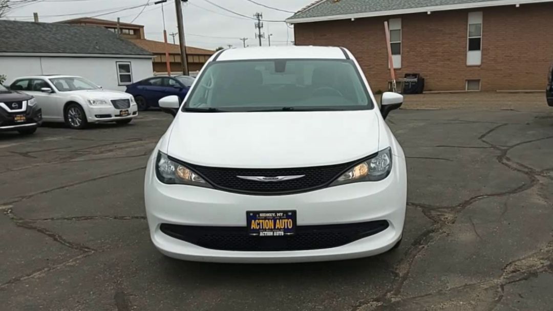 2022 Chrysler Voyager LX photo 3