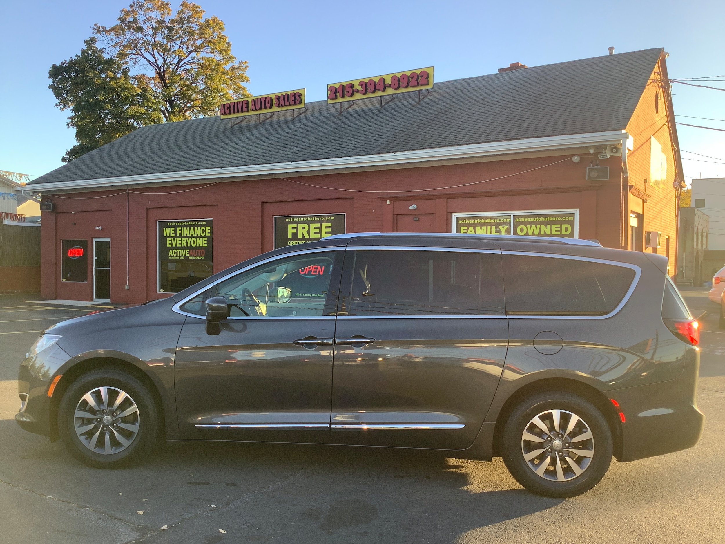 2020 Chrysler Pacifica Touring Plus photo 2