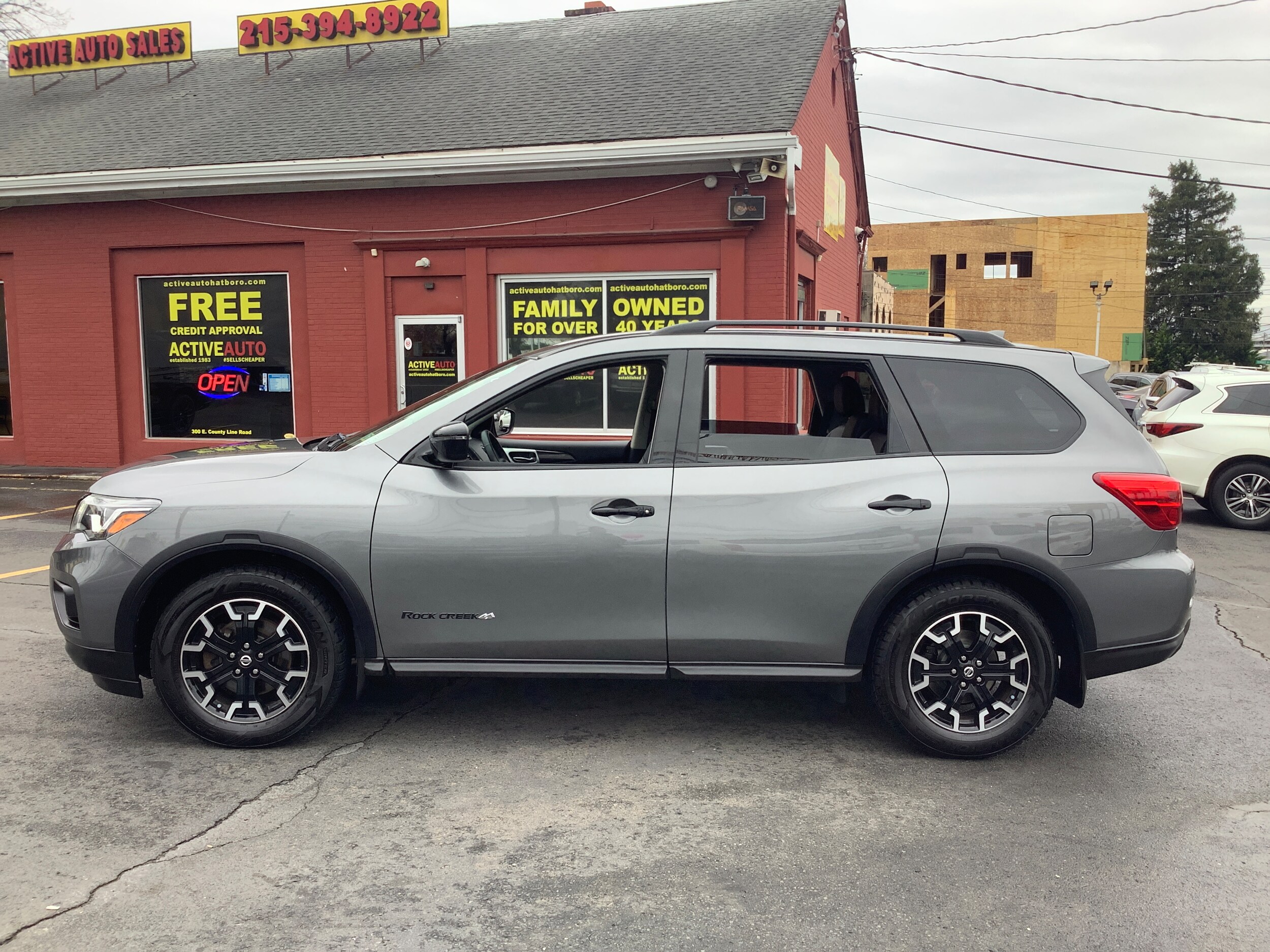 2019 Nissan Pathfinder SV photo 4
