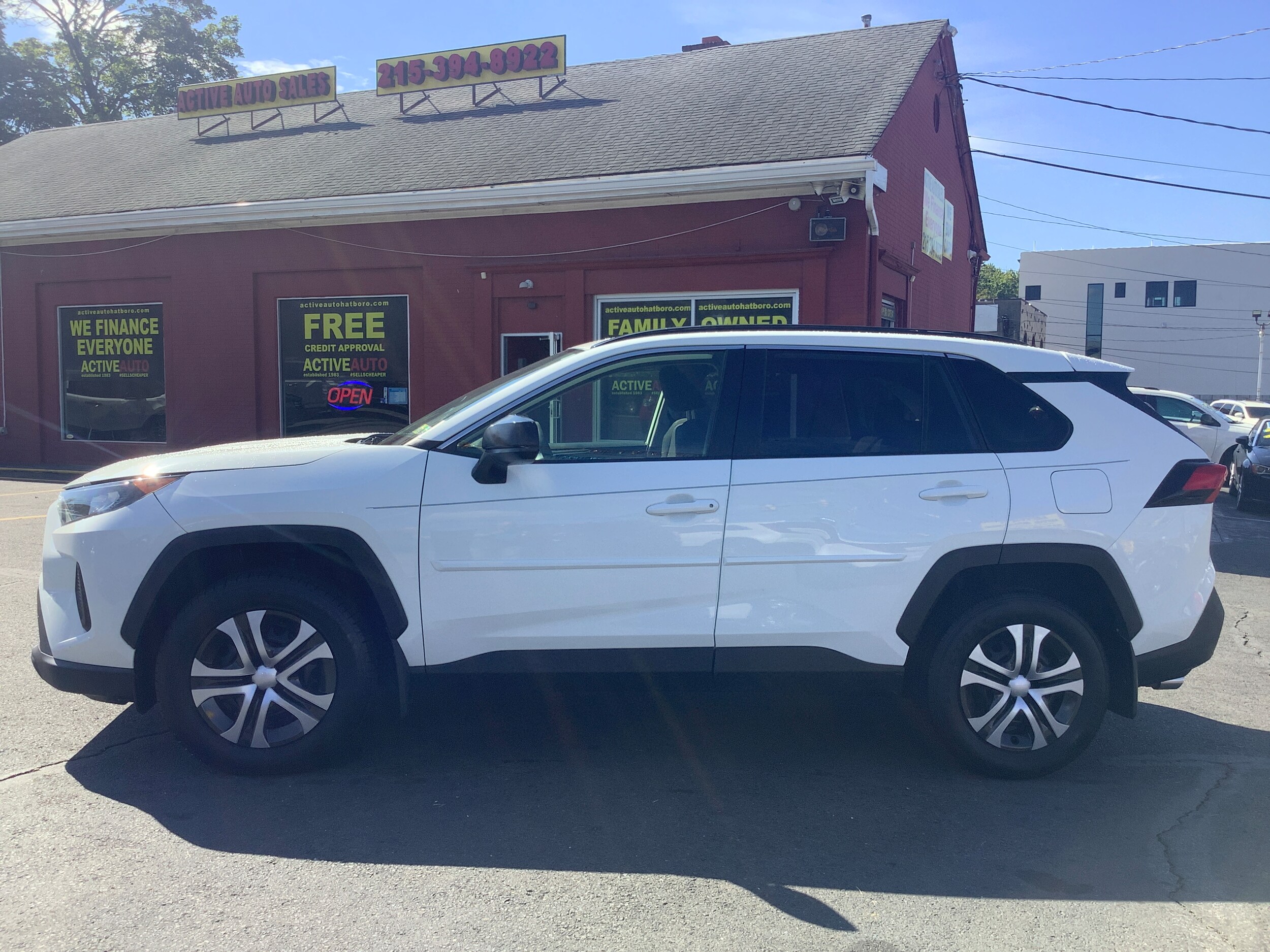 2019 Toyota RAV4 LE photo 4
