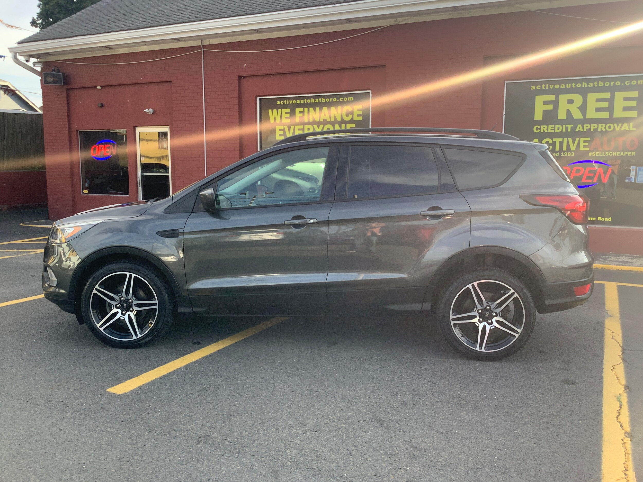 2019 Ford Escape SEL photo 3