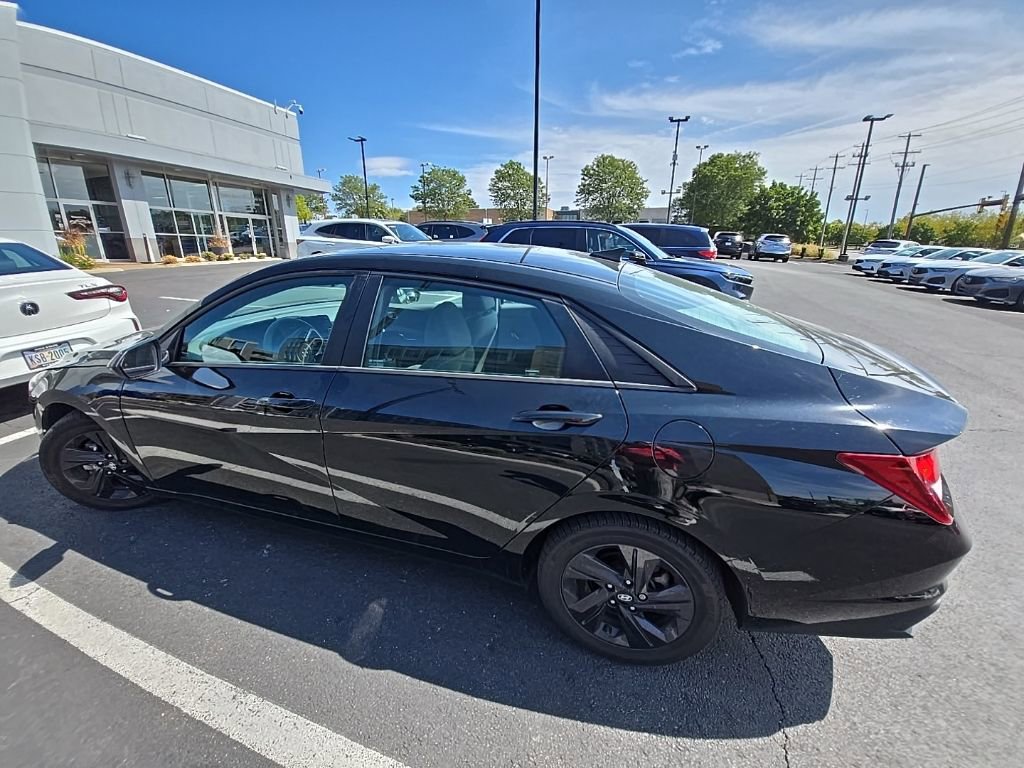 2021 Hyundai Elantra SEL photo 3