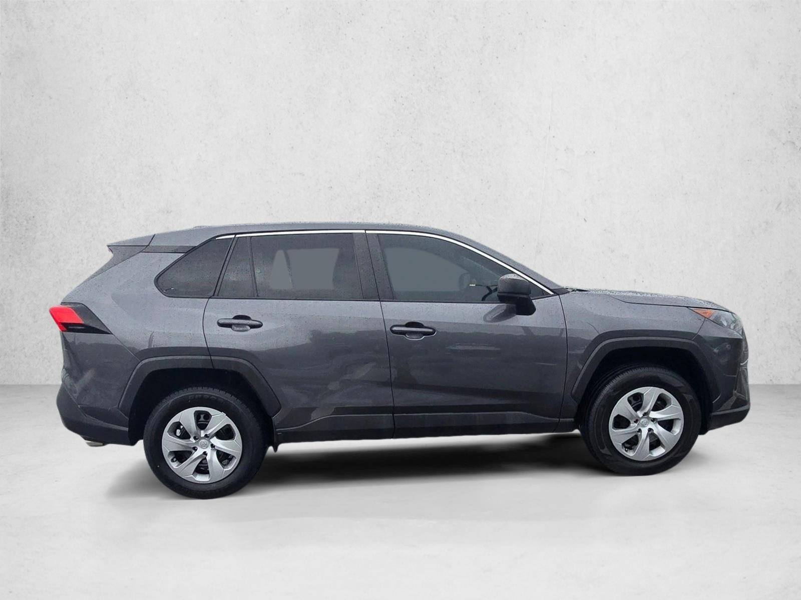 2022 Toyota RAV4 LE photo 2