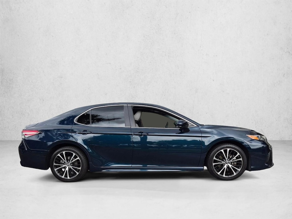Used 2018 Toyota Camry SE Sedan