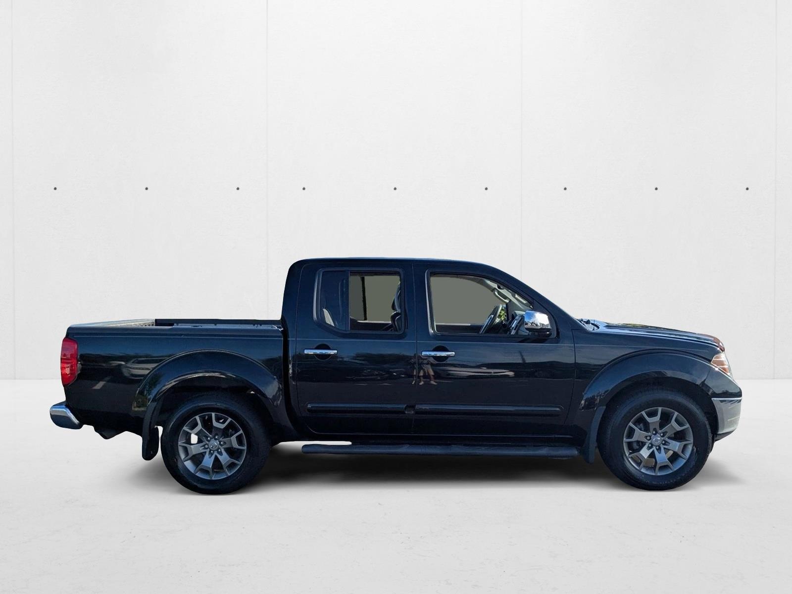 2017 Nissan Frontier Crew Cab SL photo 4