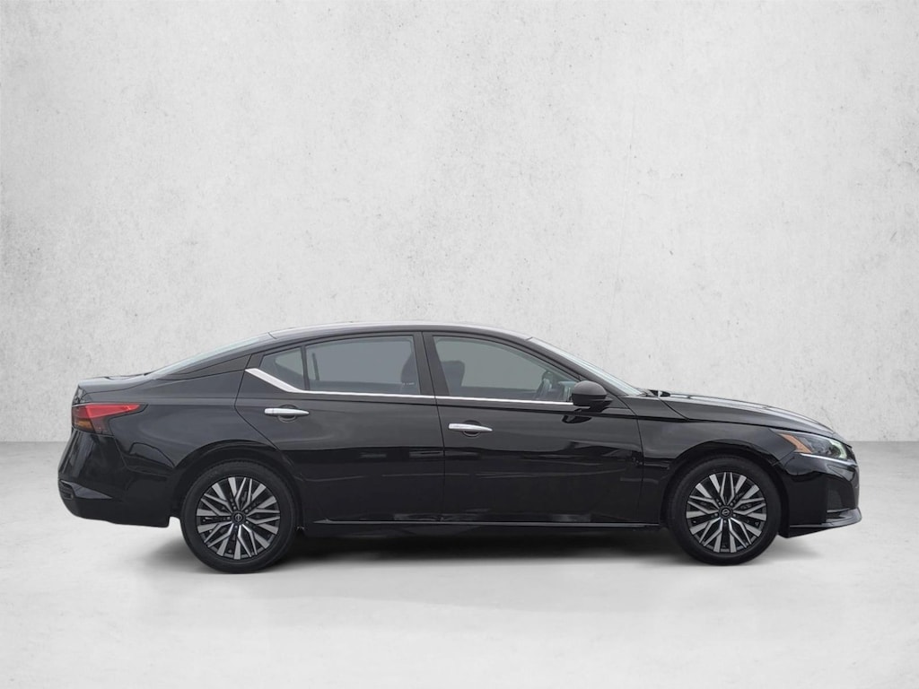 Used 2024 Nissan Altima 2.5 SV Sedan