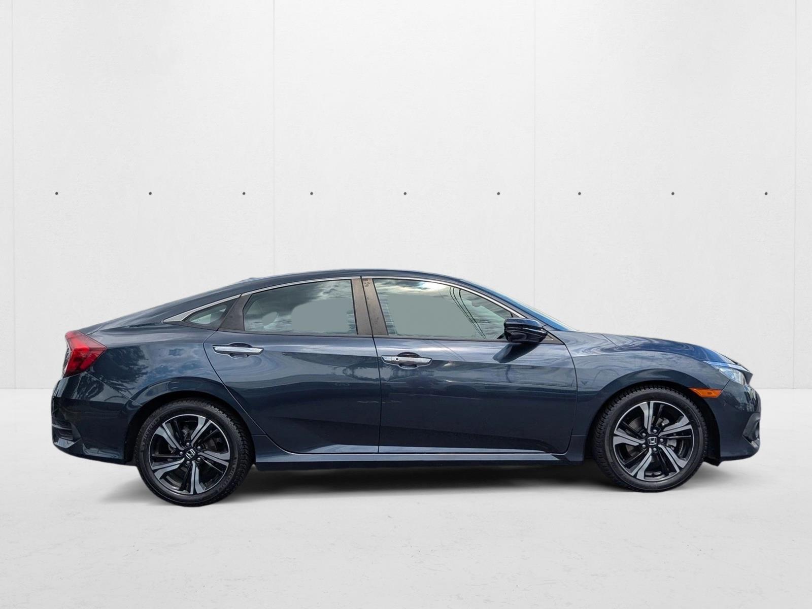 2017 Honda Civic Touring photo 3