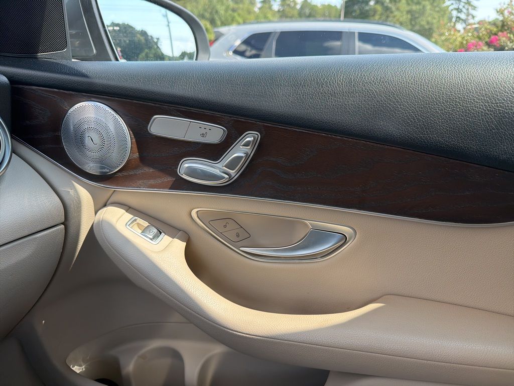 2018 Mercedes Benz GLC 300 photo 2
