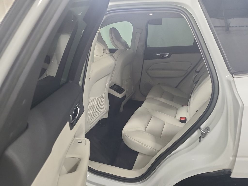 2023 Volvo XC60 B5 Ultimate photo 3