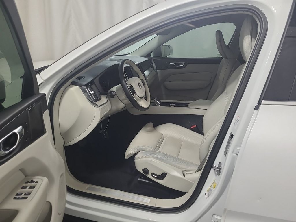 2023 Volvo XC60 B5 Ultimate photo 2
