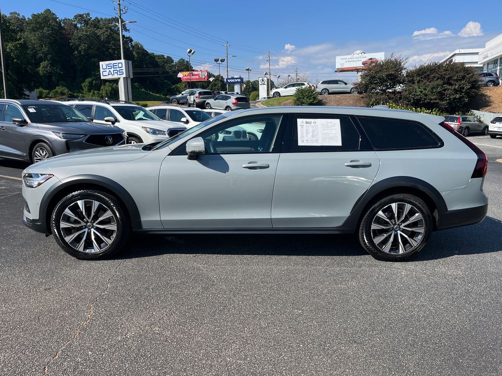 2024 Volvo V90 Cross Country B6 photo 2