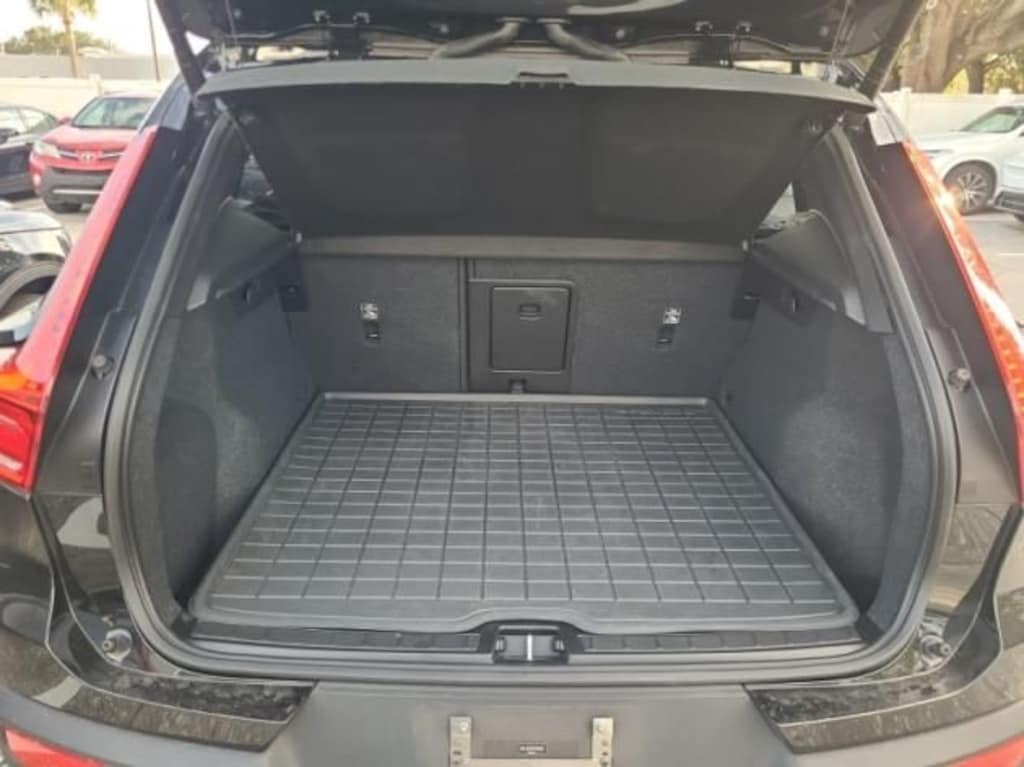 Used 2023 Volvo XC40 B5 Core SUV