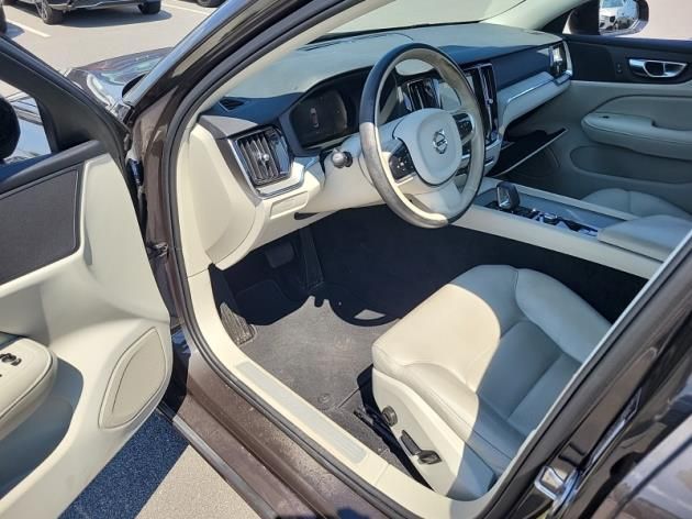 2025 Volvo S60 B5 Plus photo 3