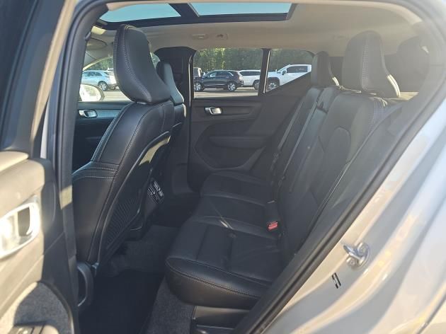 2025 Volvo XC40 Plus photo 4
