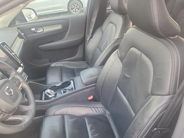 2023 Volvo XC40 Plus photo 2