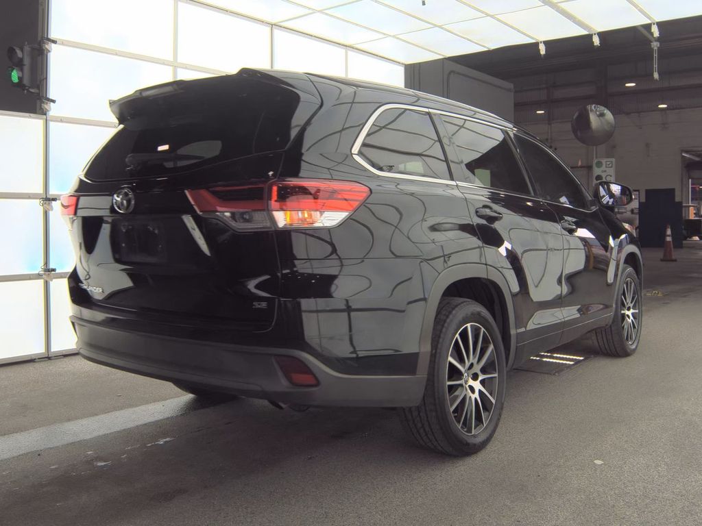 2017 Toyota Highlander SE photo 2
