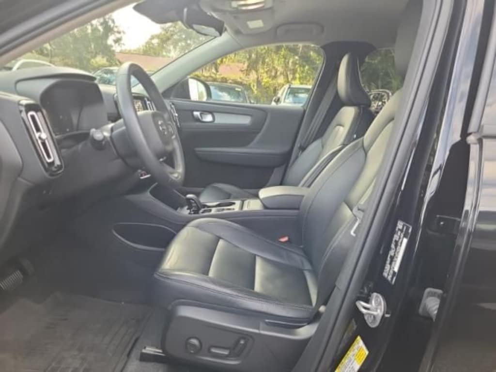 Used 2023 Volvo XC40 B5 Core SUV