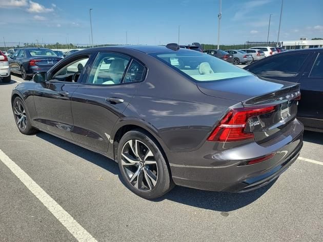 2025 Volvo S60 B5 Plus photo 2