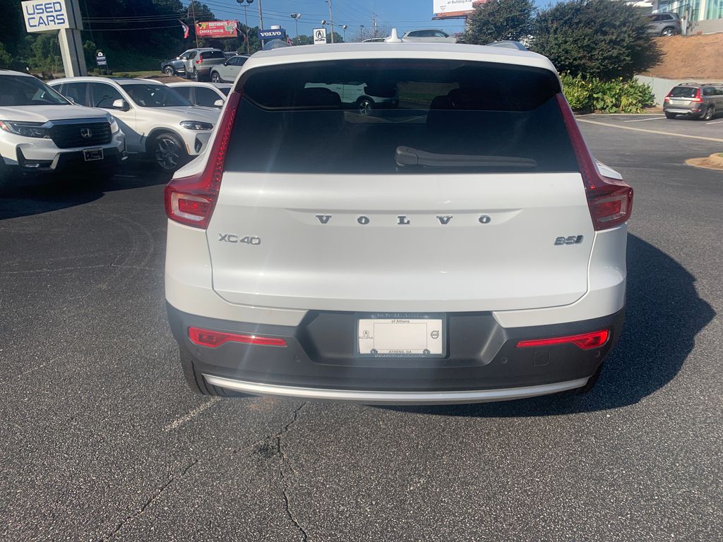 2025 Volvo XC40 Core photo 4