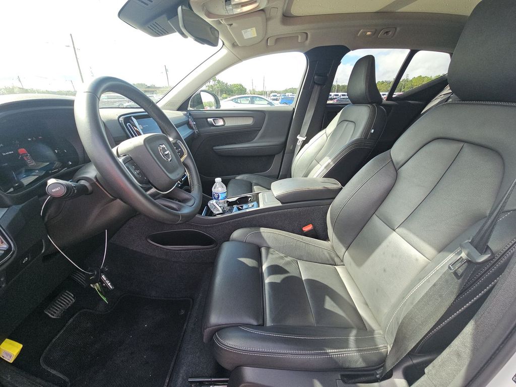 2024 Volvo XC40 Plus photo 3