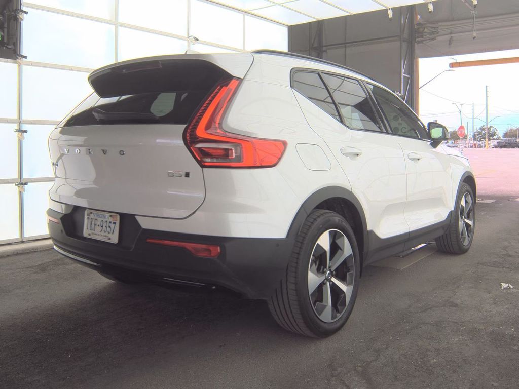 2024 Volvo XC40 Plus photo 2