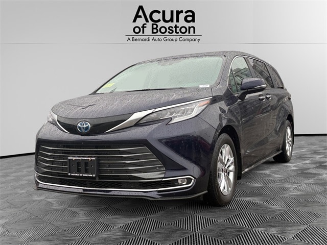 2023 Toyota Sienna Limited's photo