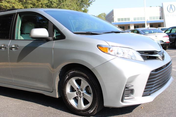 2020 Toyota Sienna LE photo 4