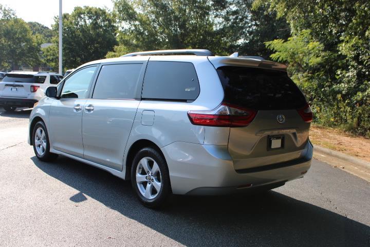 2020 Toyota Sienna LE photo 3